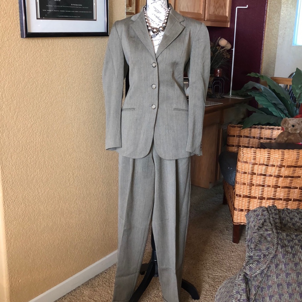 Preloved pants suit by Anne Freedberg size 6